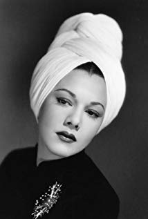 How tall is Maria Montez?